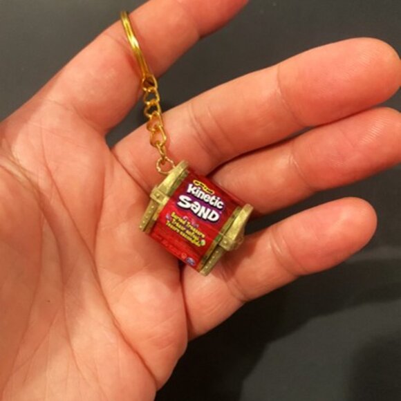 Kinetic Sand Treasure Chest Keychain – Pocket-Sized Discovery - Picture 7 of 9